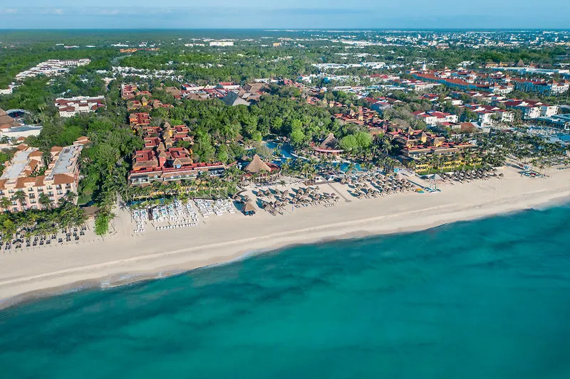 Zračni posnetek hotela Iberostar Waves Tucan ob obali