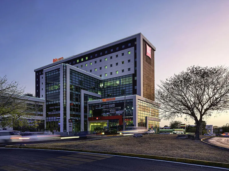 Moderna zunanjost hotela Ibis Cancun Centro ob glavni cesti