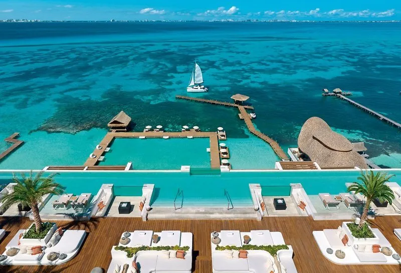 Pogled iz zraka na bazene in turkizno morje okoli Isla Mujeres