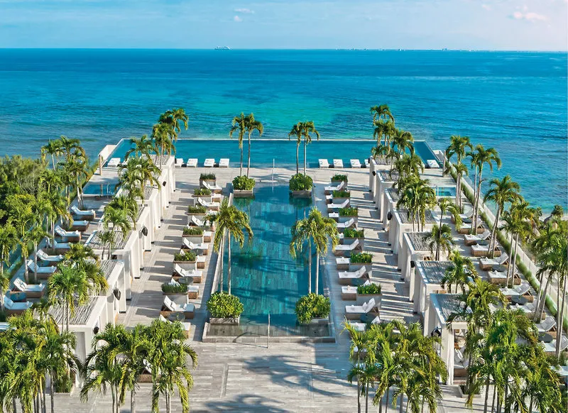 Panoramski bazen na strehi hotela