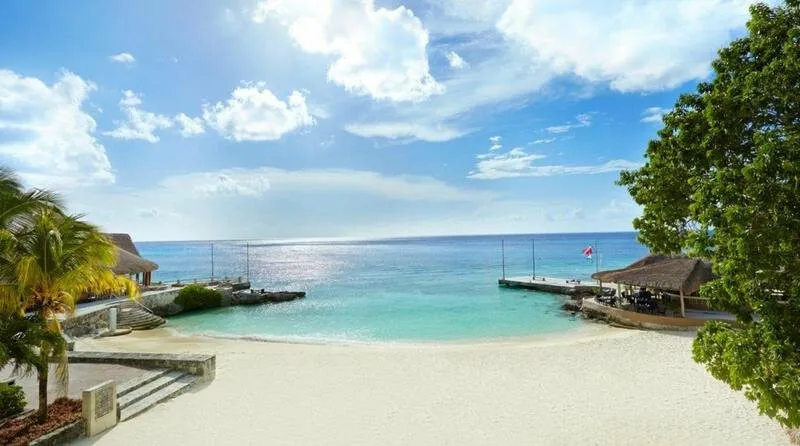 Zasebna peščena plaža in turkizno morje