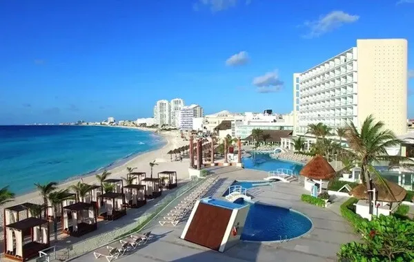 Pogled na bazen in plažo hotela Krystal Cancun
