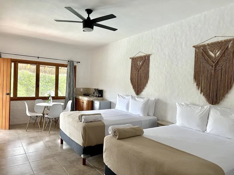 Svetla hotelska soba z dekoracijo v stilu makrameja