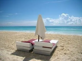 Sproščujoč pogled na peščeno plažo z ležalniki v Playa del Carmen