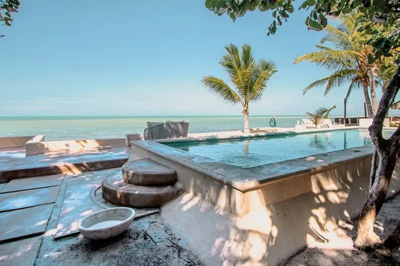 Neskončni bazen s pogledom na ocean v hotelu Las Nubes