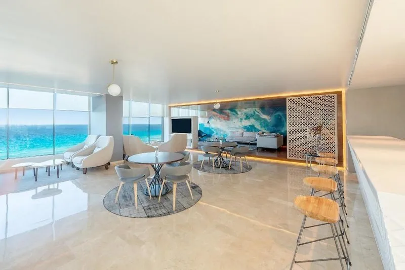 Luksuzen lounge prostor s panoramskim pogledom na Karibsko morje