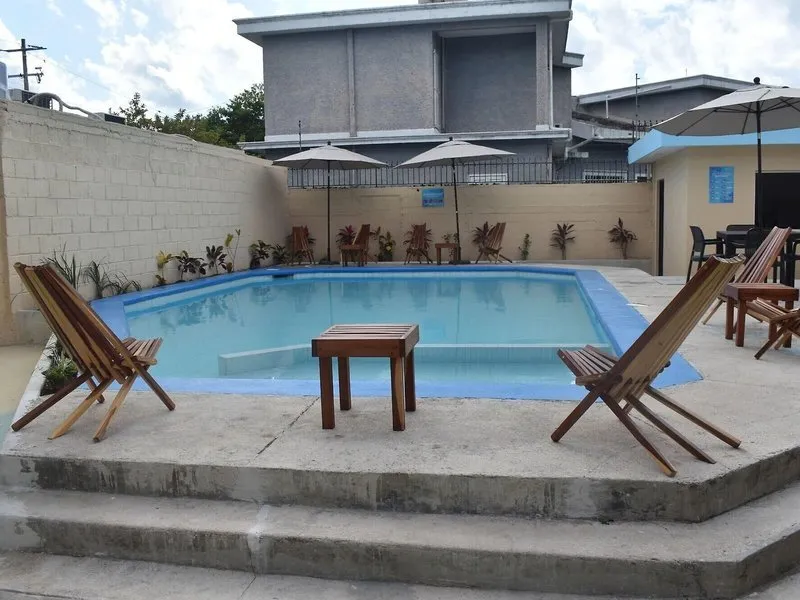 Gostje se zabavajo ob bazenu hotela Luna Azul