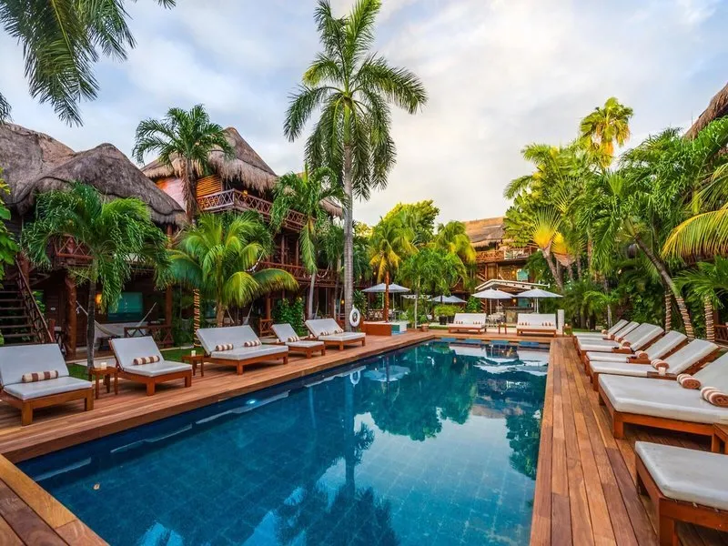 Večerno vzdušje ob osvetljenem bazenu