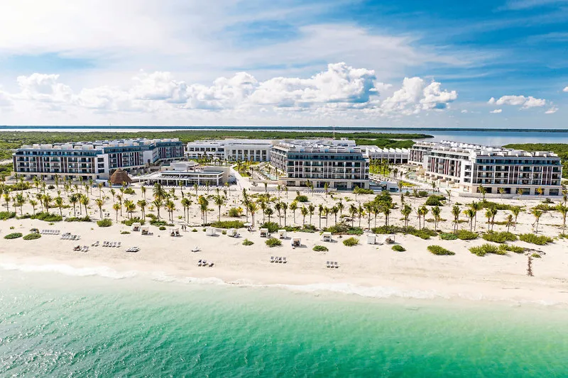 Zračni posnetek resorta Majestic Elegance ob turkiznem morju