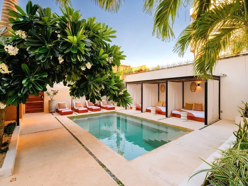 Bazen v atriju z luksuznimi posteljami za sončenje