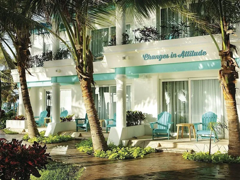 Udobni ležalniki na peščeni plaži ob sončnem zahodu