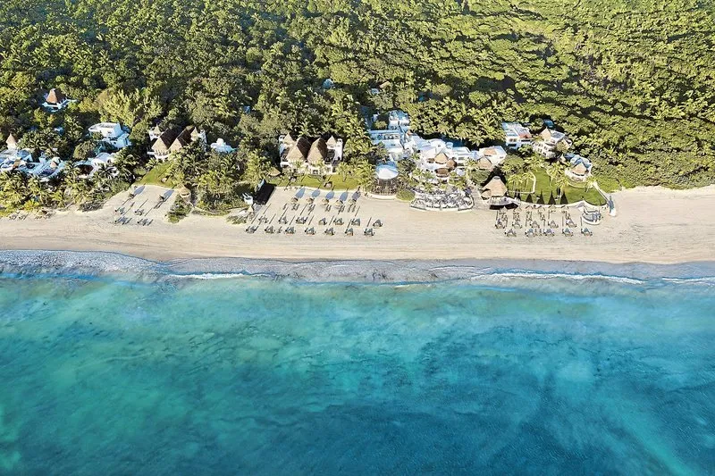 Pogled iz zraka na Maroma Belmond Hotel in kristalno Karibsko morje