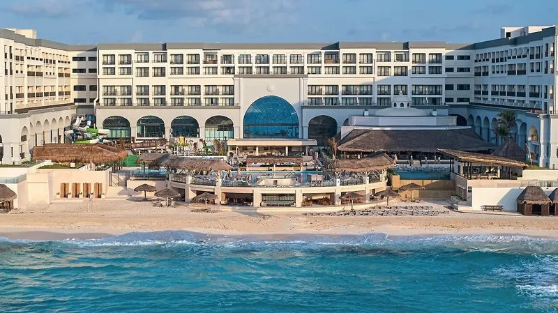 Zunanji pogled na hotel Marriott Cancun ob turkiznem morju