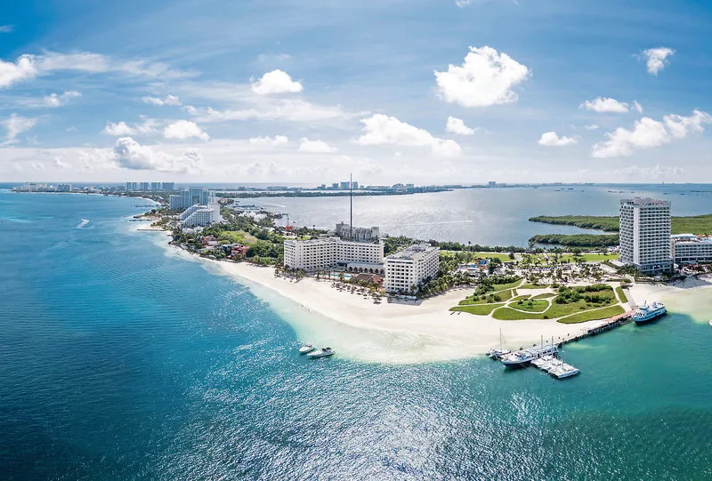 Pogled na plažo in bazen hotela Melia Casa Maya