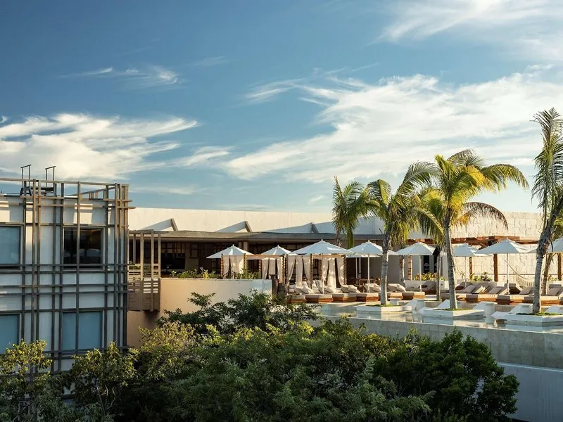 Sodoben rooftop bazen z ležalniki v Tulumu