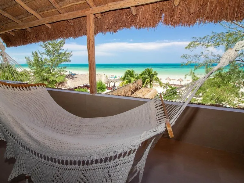 Balkon z visečo mrežo in pogledom na morje