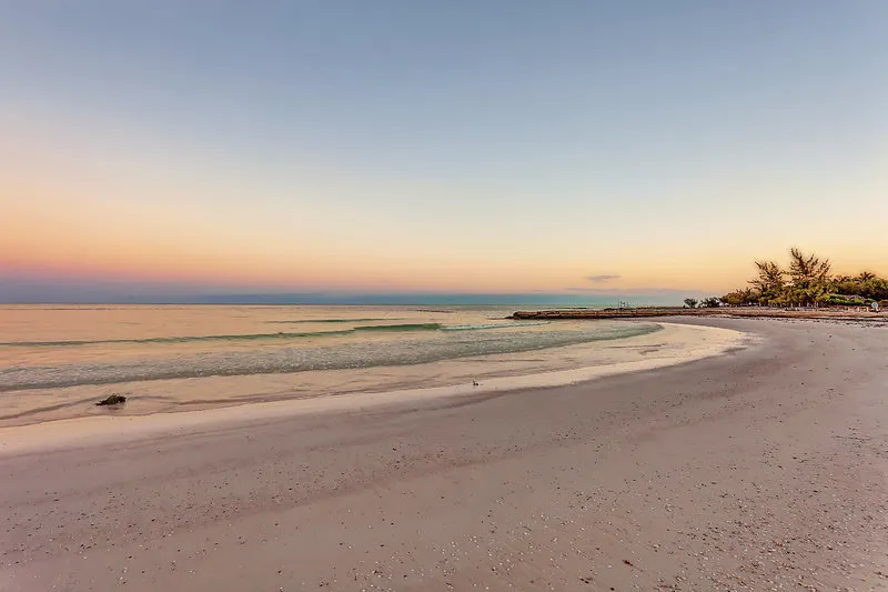 Čudovit sončni zahod na plaži pred hotelom