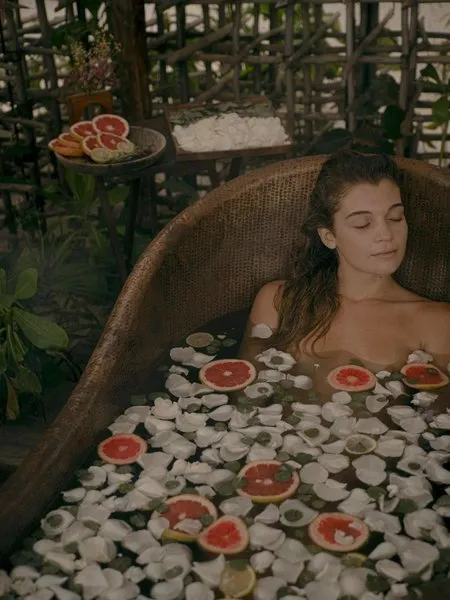 Sproščujoča kopel s cvetjem v spa centru Nomade