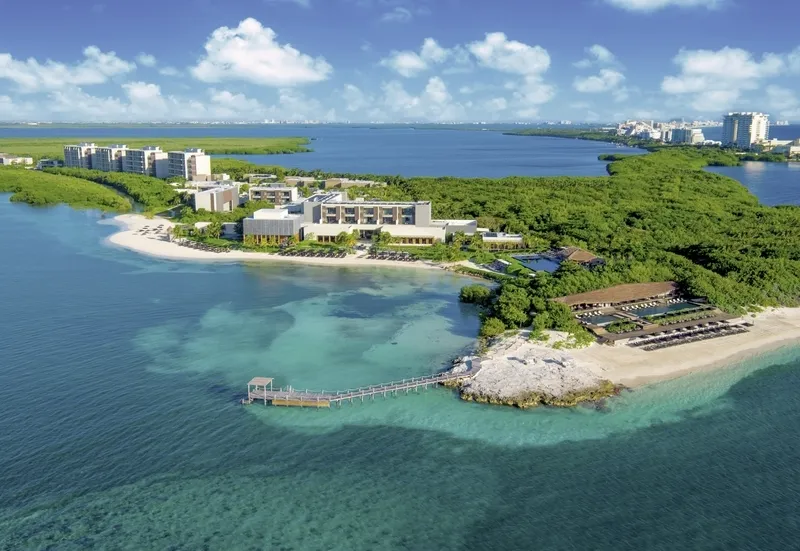 Zračni posnetek Nizuc Resort & Spa s pogledom na plažo in turkizno morje