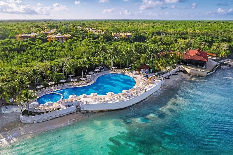 Glavni bazen hotela Occidental Cozumel ob plaži