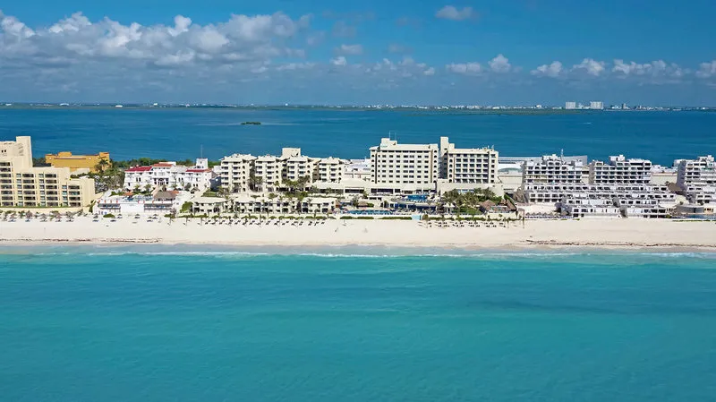 Pogled iz zraka na hotel Occidental Tucancun in plažo