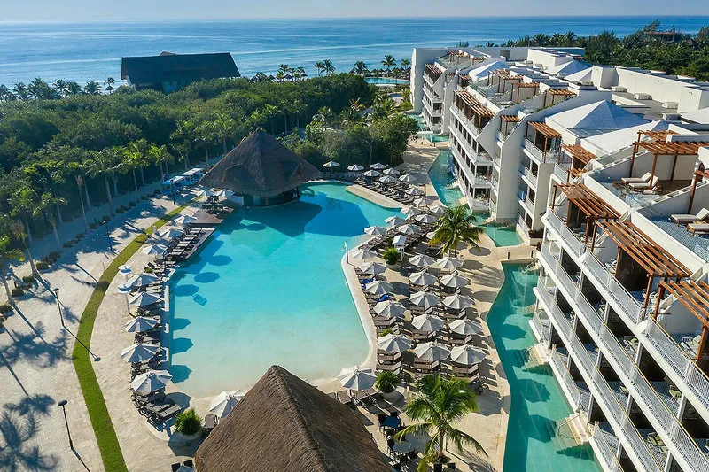 Panoramski pogled na resort Ocean Riviera Paradise in morje