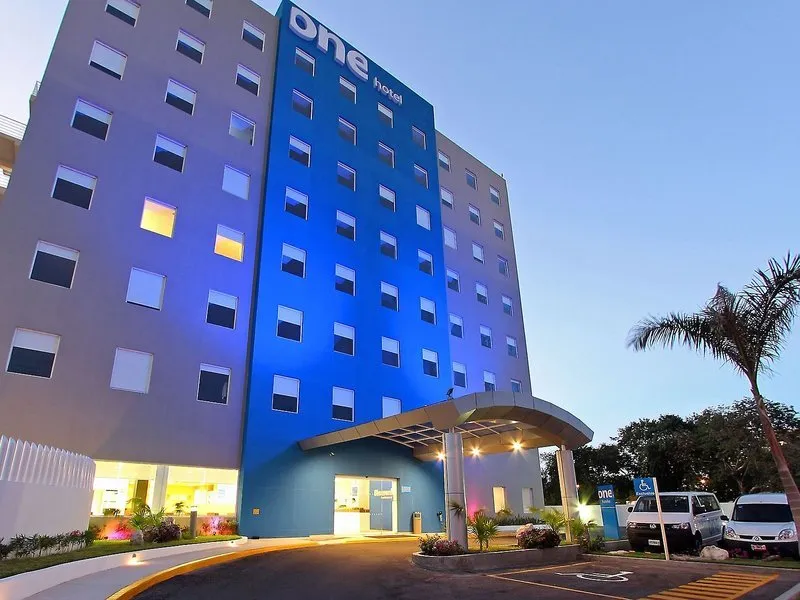 Vhod v hotel One Cancun Centro ob večeru