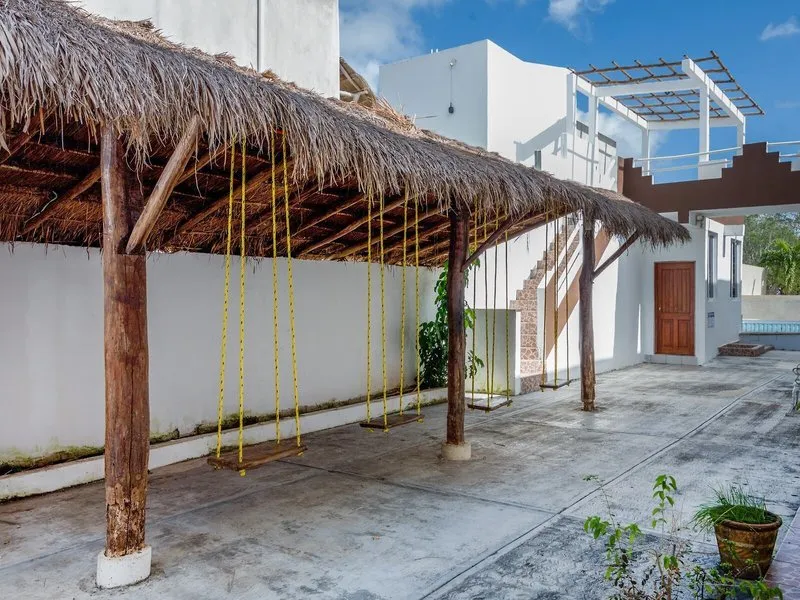 Gugalnice na hotelskem dvorišču