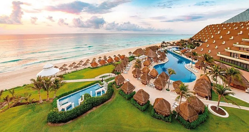 Panoramski pogled na resort Paradisus Cancun in turkizno morje