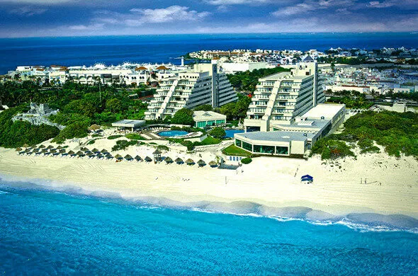 Pogled iz zraka na plažo in hotel Park Royal Cancun