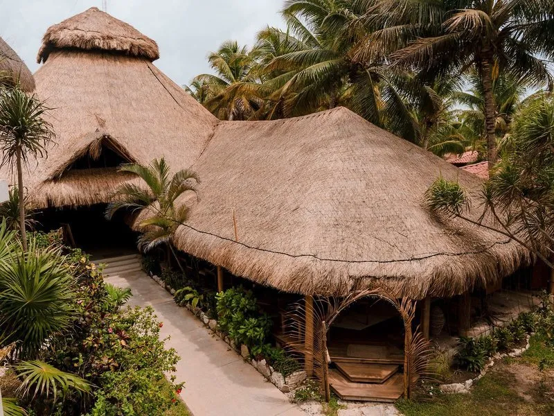 Glavna stavba hotela Petit Lafitte s tradicionalno slamnato streho