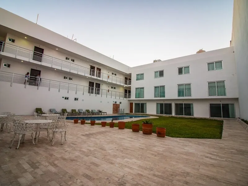 Zunanji bazen hotela Playa Encantada obdan z zgradbo