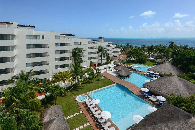 Pogled iz zraka na hotel in plažo Isla Mujeres