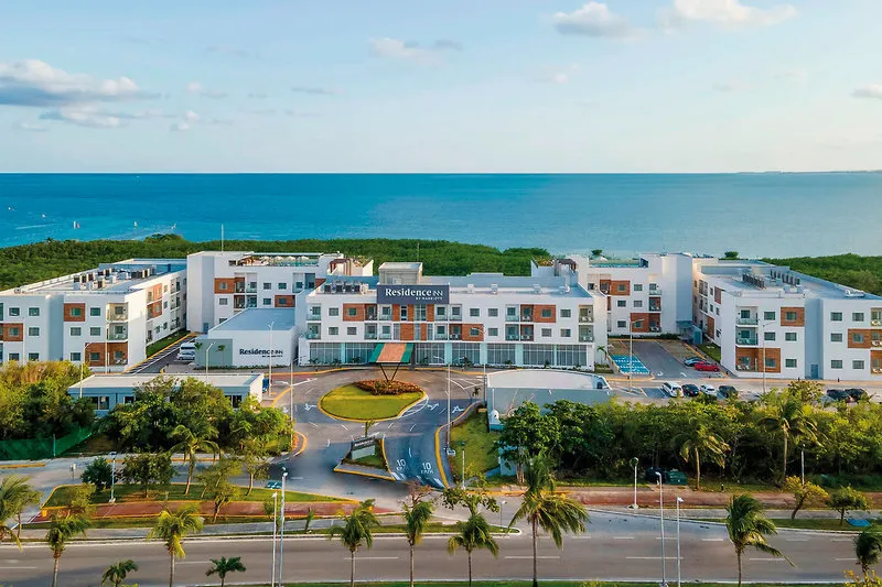 Zračni posnetek hotela Residence Inn by Marriott Cancun z morjem v ozadju