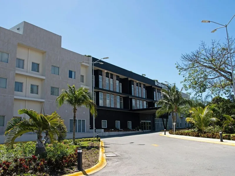 Vhod v hotel Residence Inn z urejeno okolico