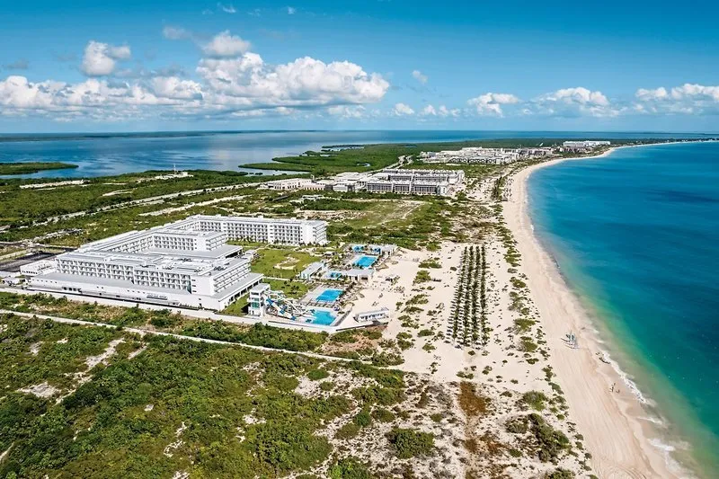 Zračni posnetek resorta RIU Latino ob beli peščeni plaži