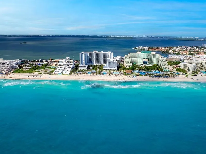 Zračni posnetek hotela Riu Palace Kukulkan ob turkiznem morju