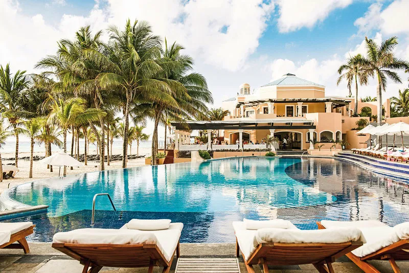 Glavni bazen hotela Royal Hideaway Playacar s pogledom na morje