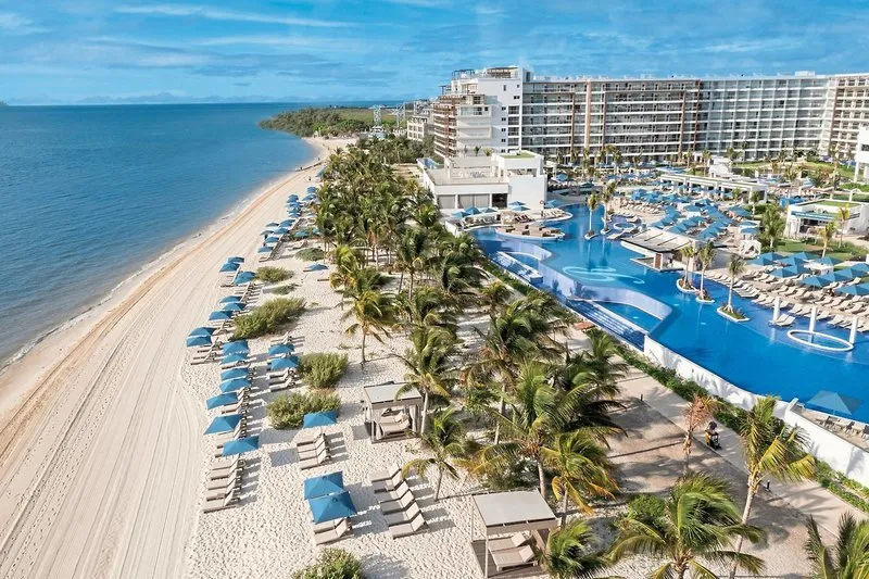 Zračni posnetek hotela Royalton Splash Riviera Cancun ob plaži
