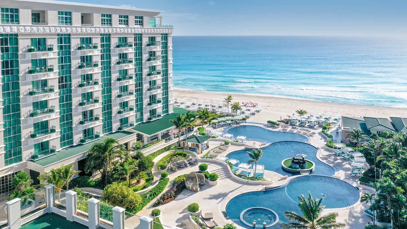 Pogled na kaskadne bazene in plažo Sandos Cancun