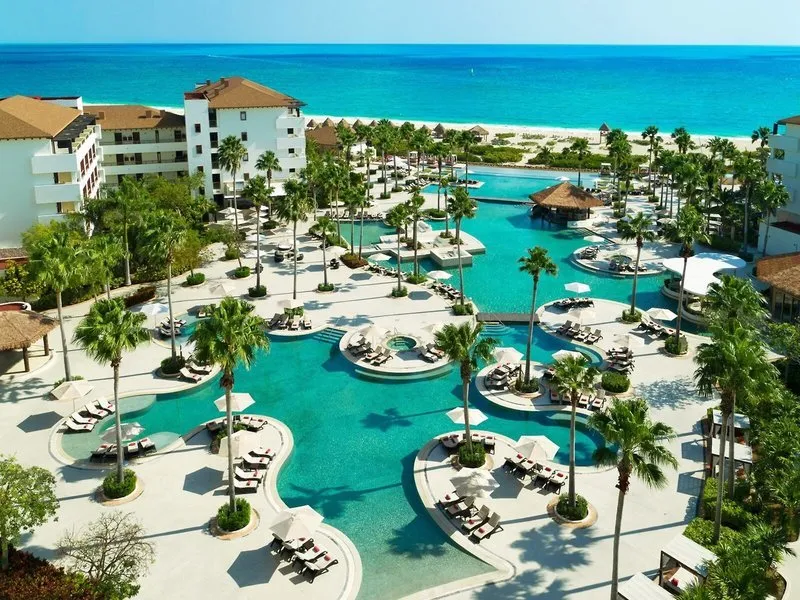 Razkošen kompleks bazenov Secrets Playa Mujeres ob sončnem zahodu