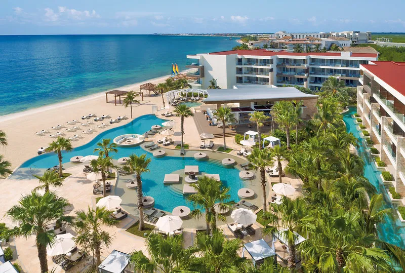 Zračni posnetek luksuznega bazena in plaže Secrets Riviera Cancun