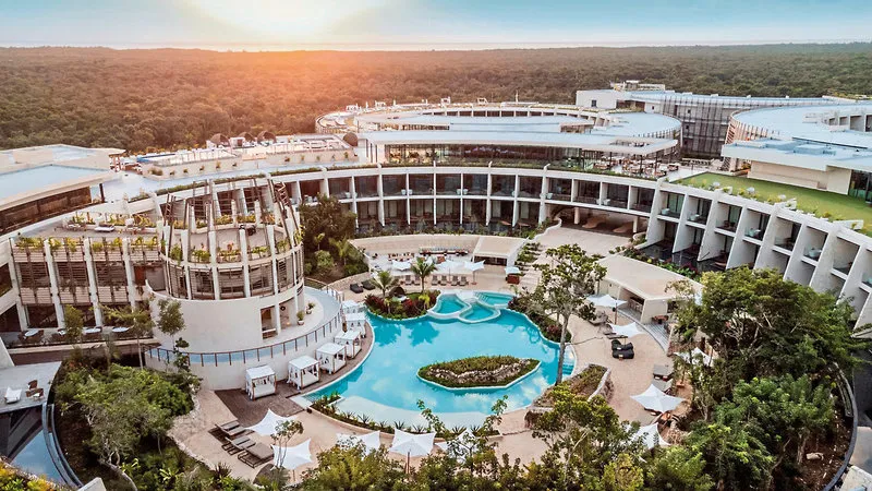 Zračni posnetek resorta Secrets Tulum sredi bujne džungle