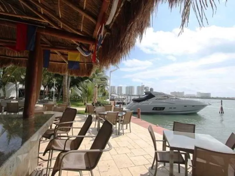 Bar ob laguni s pogledom na jahte