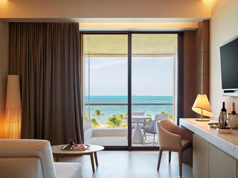 Privatni jacuzzi na strehi apartmaja s pogledom na ocean