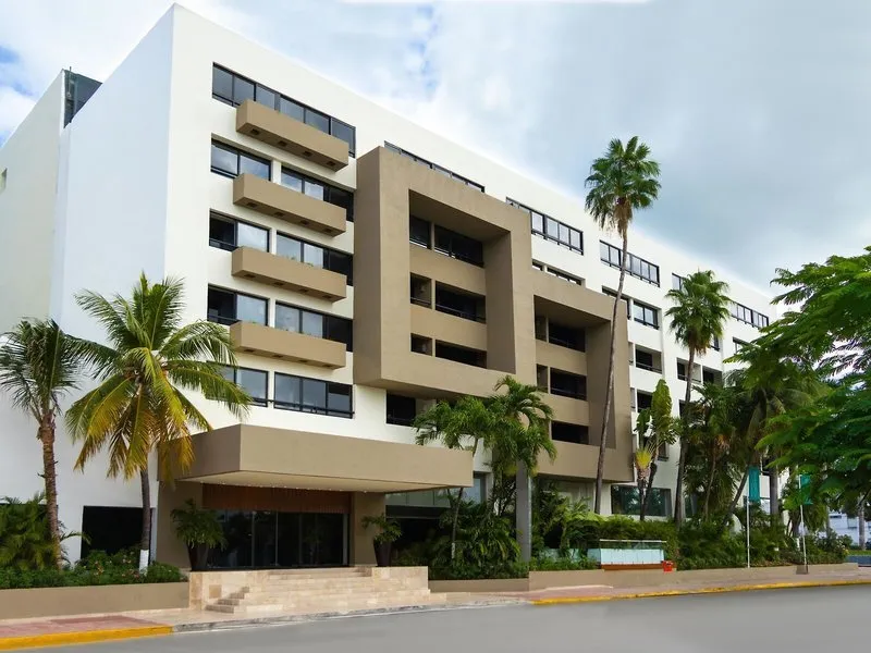 Moderna zunanjost hotela Smart Cancun podnevi