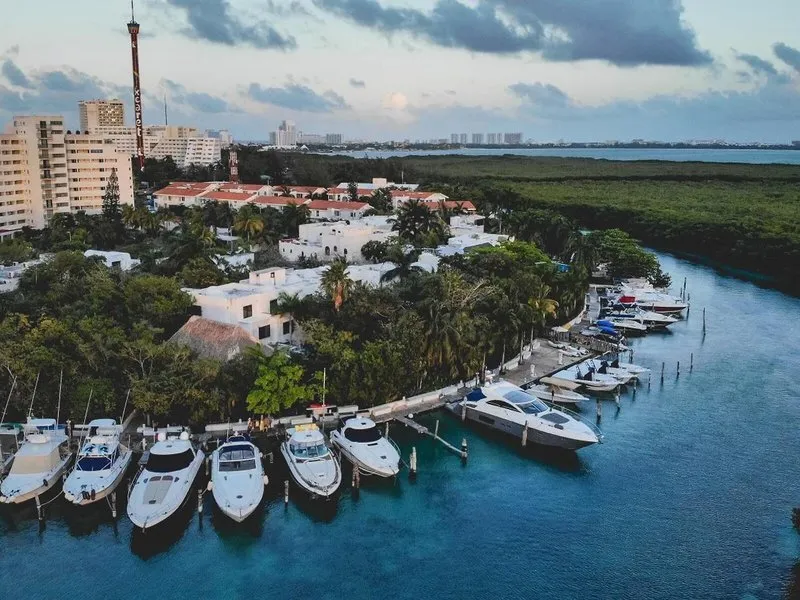 Pogled na laguno Nichupté s privezi za jahte pred hotelom