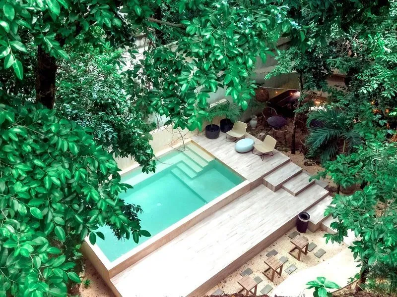 Pogled iz zraka na moderen bazen sredi džungle