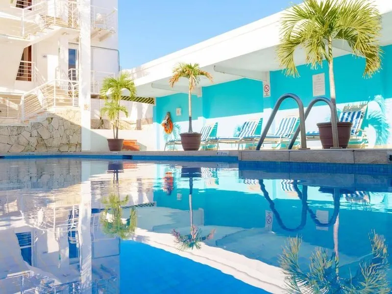 Zunanji bazen s palmami in modrim nebom