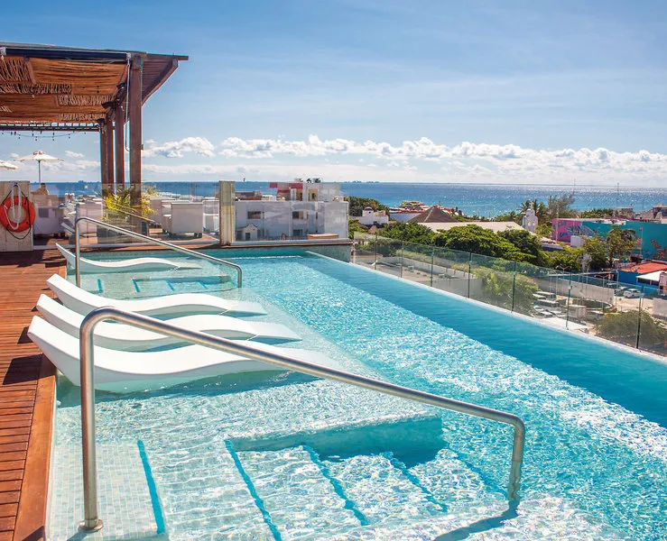 Infinity bazen na strehi hotela The Fives Downtown